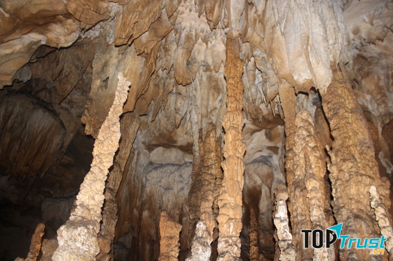 Cảnh quan trong động Xá Nhè