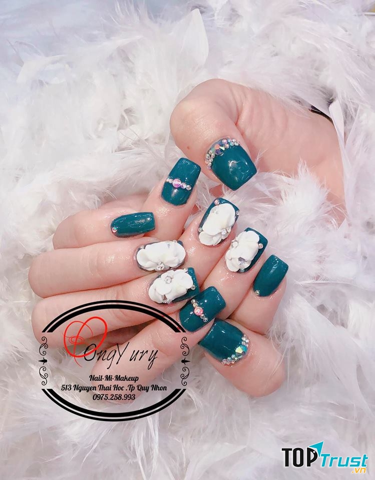 Đông Yury Nail