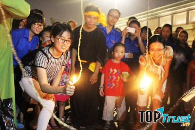 Đốt pháo bằng hạt bưởi khô