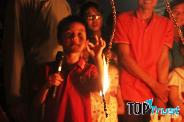 Đốt pháo bằng hạt bưởi khô