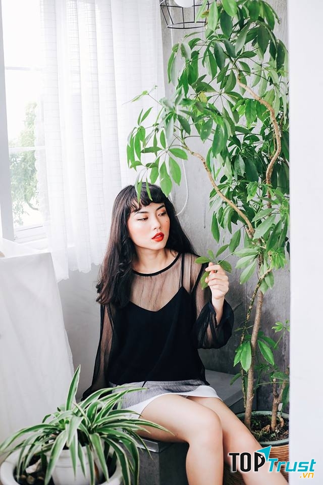 Áo lưới của Dottie gợi cảm