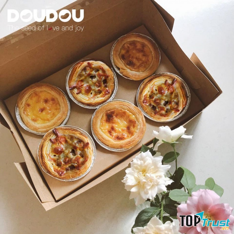 Thêm vào đó, cắn một miếng bạn sẽ chìm đắm vị béo ngậy từ cheese Anchor và sự thơm ngon của thịt bò Úc của chiếc bánh tart bò phô mai này.