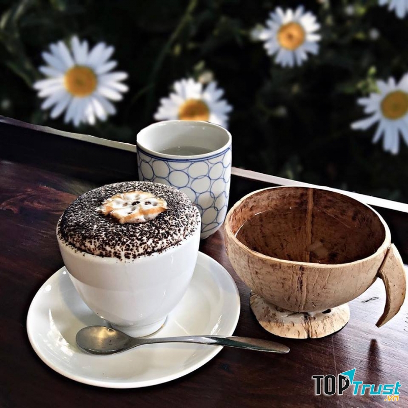 Tuy không quá nổi bật về trang trí, nhưng những món đồ uống và đò ăn tại Drew Coffee chính là điểm thu hút khách