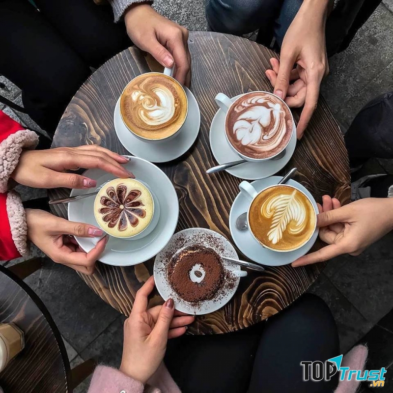Đồ uống được trang trí đẹp mắt tại Drew Coffee
