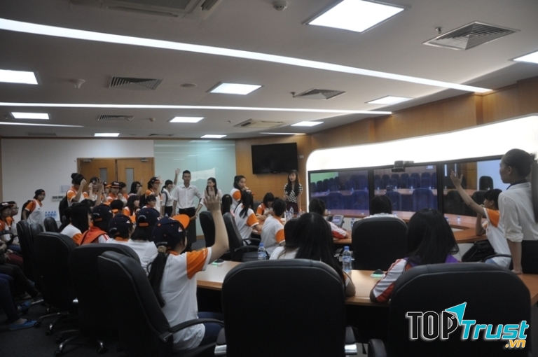 Chào hỏi mọi người khi vào phòng