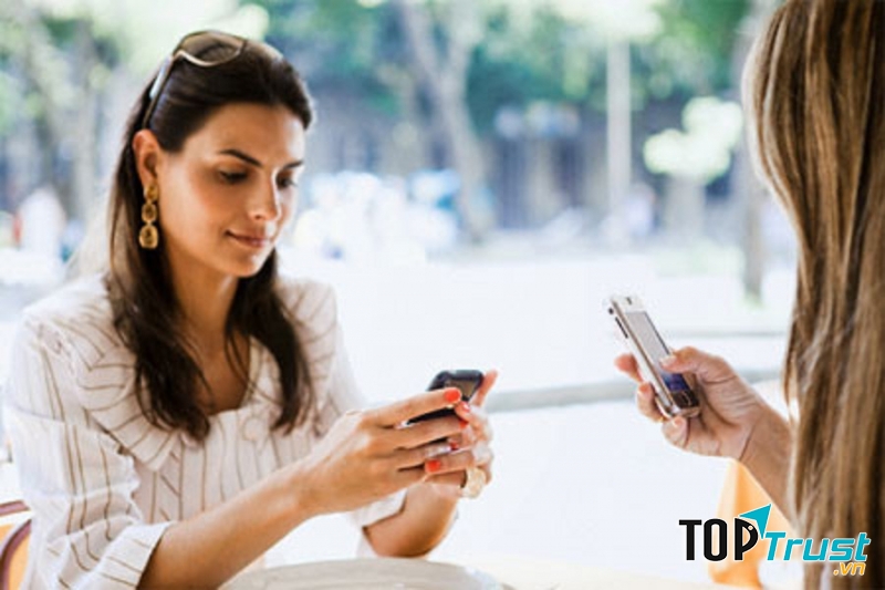 Nhắn tin với nhau dù ngồi gần nhau