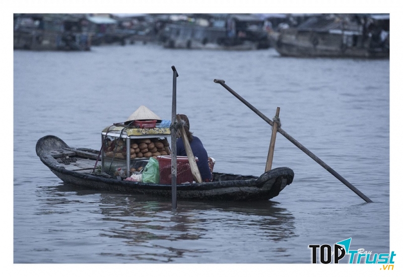 Một ghe nhỏ bán bánh mì trên chợ nổi