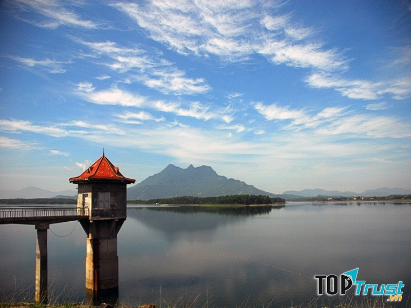 Chòi trên hồ nơi Bác Hồ đã ghé thăm