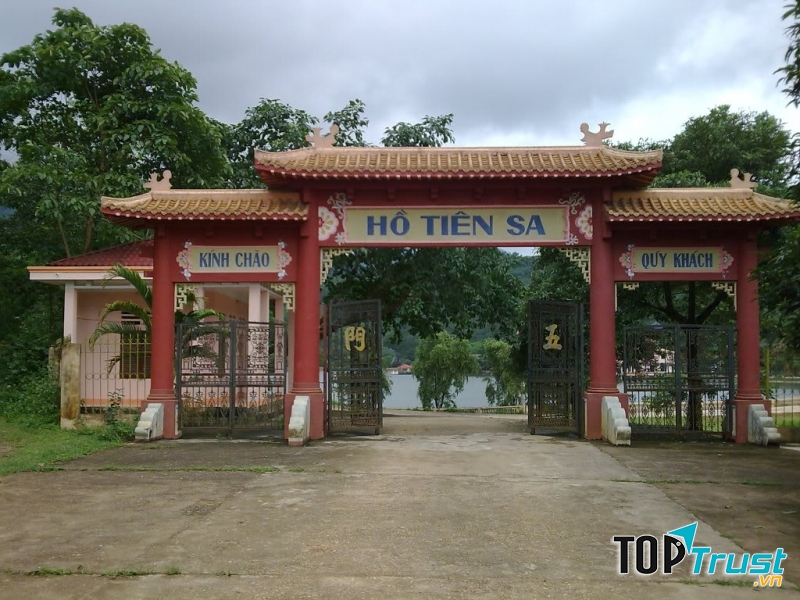 Cổng vào hồ Tiên Sa