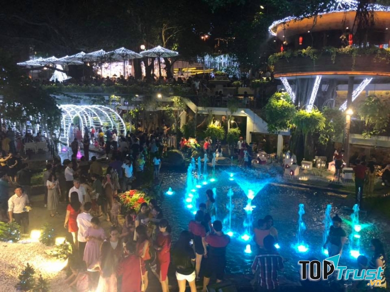Du Miên Garden đông đúc khách hàng vào ban đêm