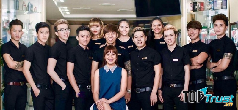 Đội ngũ nhân viên chuyên nghiệp tại Dũ Salon