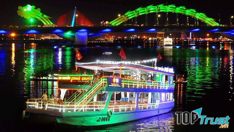 Du thuyền trên sông