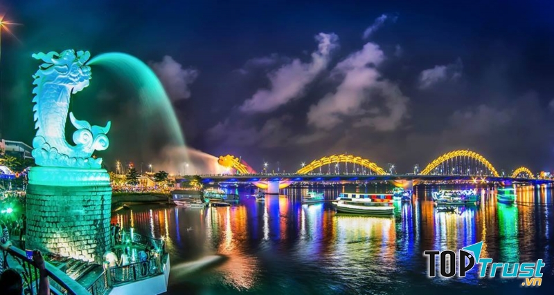 Du thuyền trên sông ngắm Rồng phun lửa