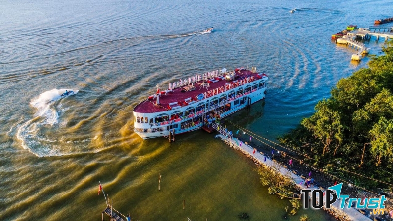 Du thuyền trên sông Lam