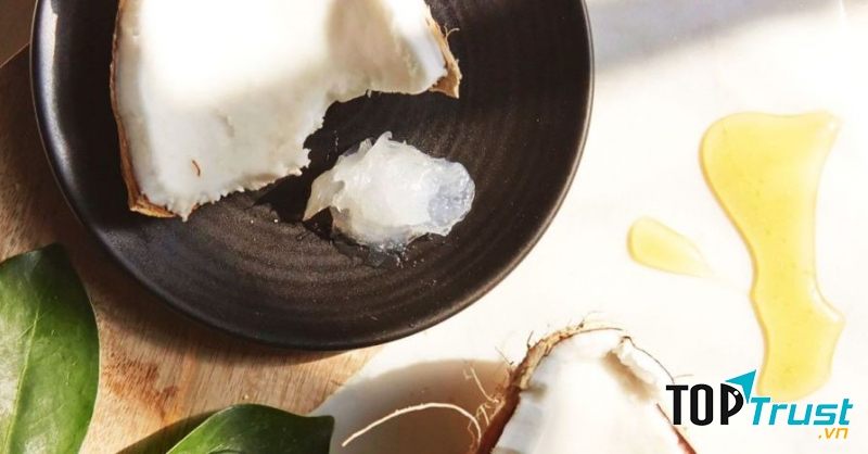 Dầu dừa là một loại son dưỡng tự nhiên mà ai cũng có thể sử dụng.