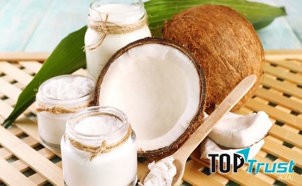 Các axit béo trong dầu dừa giúp giữ ẩm và làm mềm môi, còn vitamin E giúp trẻ hóa làn môi.