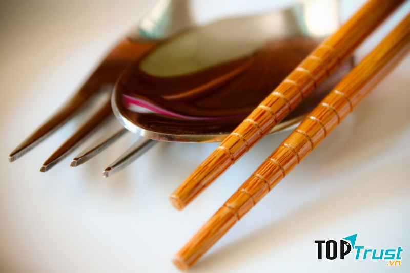 Đũa ăn xộc xệch ảnh hưởng đến tài vận chủ nhân