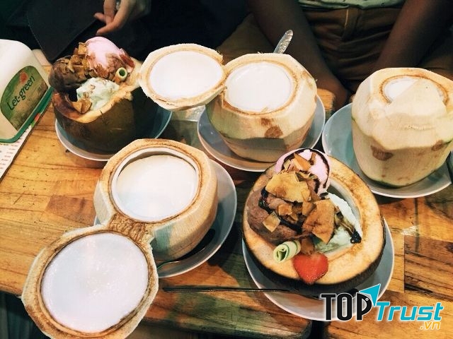 Quán còn rất nhiều món làm từ dừa