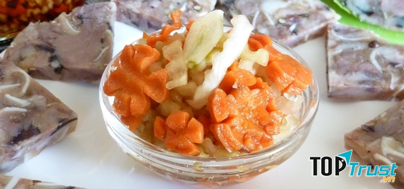 Dưa chua là món truyền thống xuất hiện hàng ngày trên bàn ăn của người Việt.