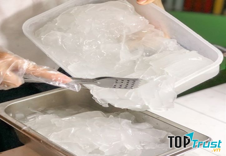 Dừa được cắt gọt kĩ, đảm bảo sạch sẽ