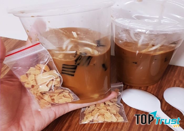 Những túi dừa bọc sắn để phục vụ khách mua về