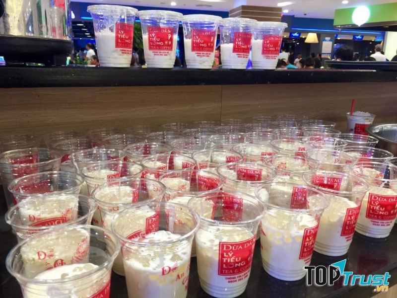 Chè dừa dầm luôn được đựng trong cốc nhựa