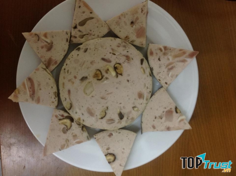 Giò lụa, món ăn thường có trong mâm cơm Tết