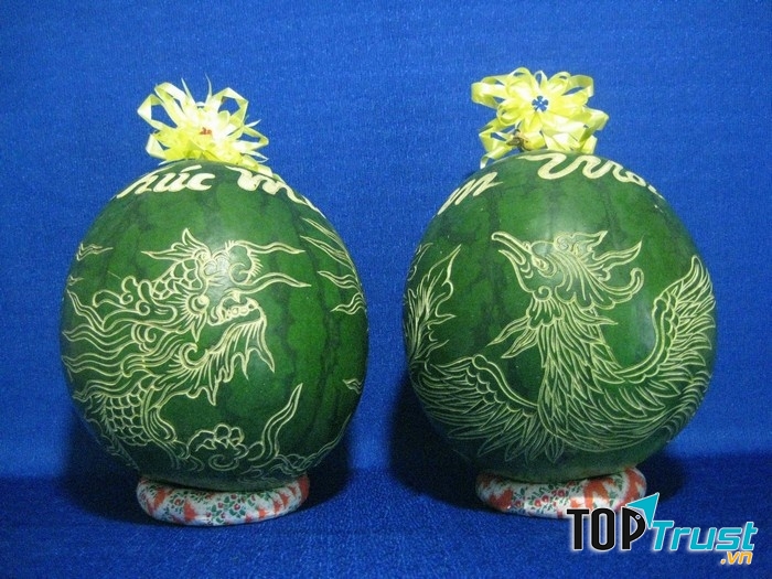 Căng tròn, mát lành, hứa hẹn sự ngọt ngào, may mắn.