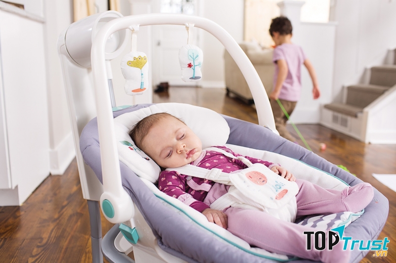 Đưa nôi hoặc bế bé đi lại và đu đưa nhẹ nhàng giúp bé bớt quấy khóc