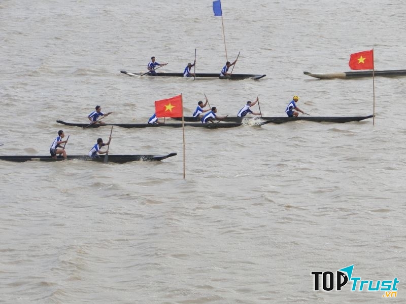 Đua thuyền độc mộc trên hồ Lắk