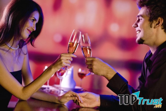 Hai người có khoảng thời gian riêng tư bên nhau ôn lại những kỷ niệm