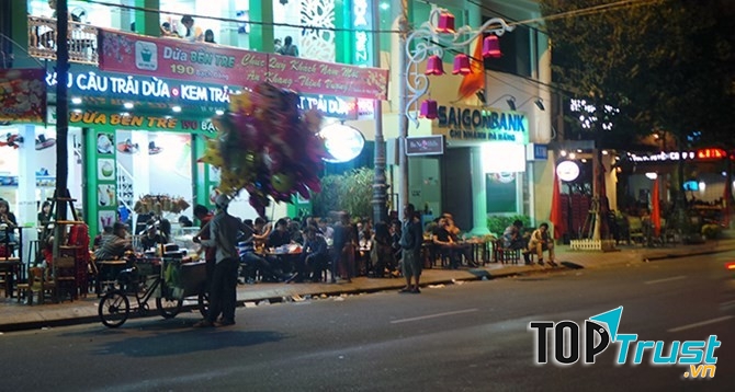 Quán 190 Bạch Đằng là một trong những quán nổi tiếng về món dừa Xiêm tại Đà Nẵng