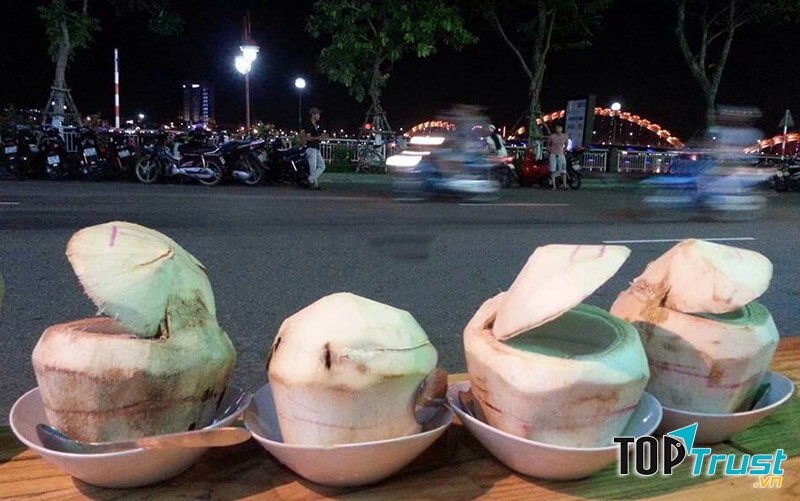 Các bạn có thể thưởng thức nhiều món ngon từ dừa tại quán 218 Bạch Đằng