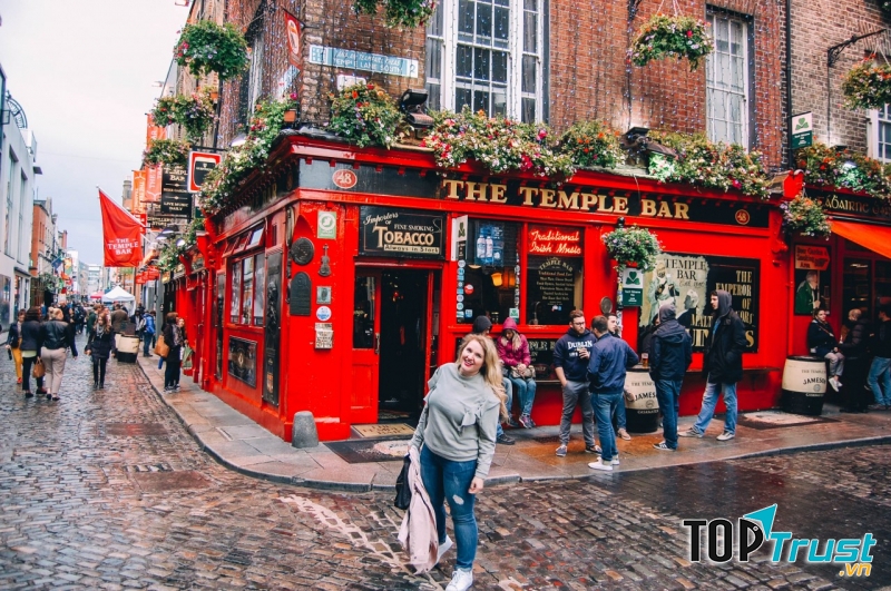 Ghé thăm một quán rượu là một trong mười việc mà bạn nên làm khi đến Dublin