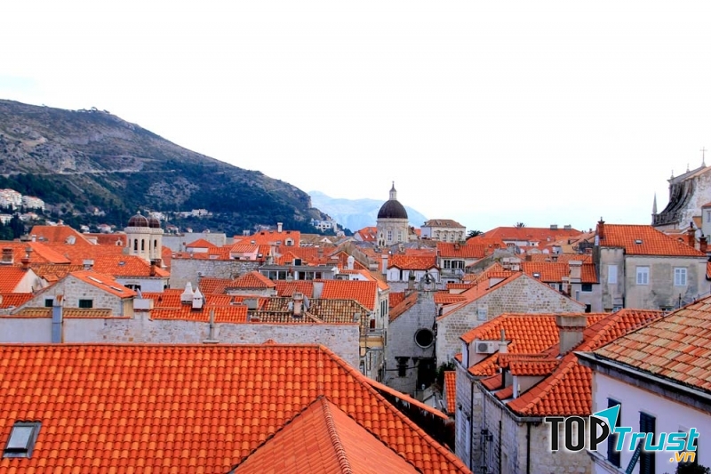 Những mái ngói đỏ tươi là điểm nhấn của vùng đất này