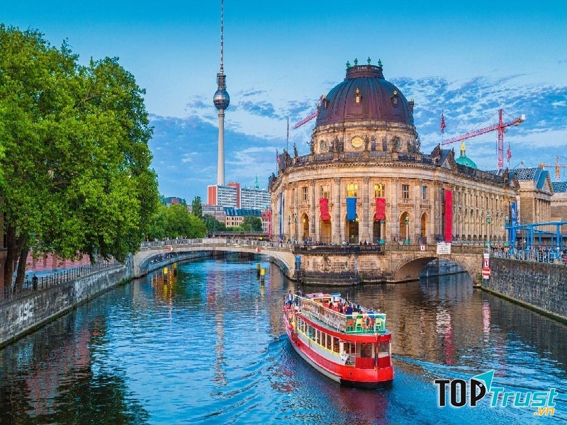 Đức chủ yếu phụ thuộc vào xuất khẩu hàng hóa vốn, máy móc ô tô và các loại thiết bị.