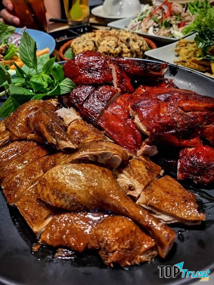 Món vịt rút xương áp chảo cháy tỏi được biết đến với vị ngon khó cưỡng, ngoài giòn trong mềm, ngấm đều gia vị và sự đậm đà