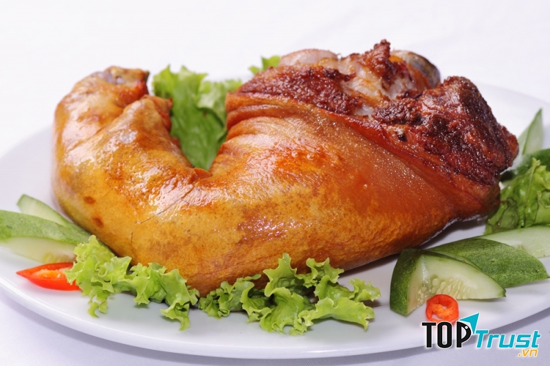 Miếng đùi lợn muối béo ngậy giúp bữa tiệc Giáng sinh ngon miệng hơn