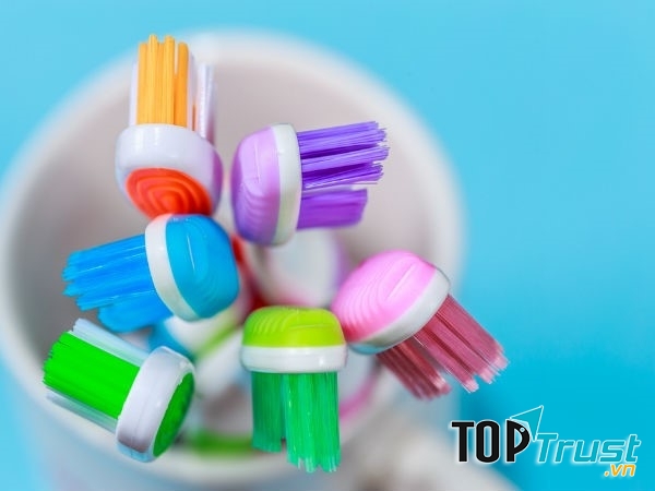 Dùng bàn chải đánh răng để vệ sinh màng loa tai nghe