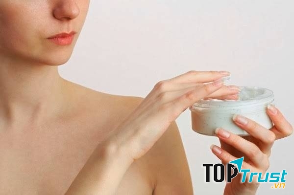 Dùng kem dưỡng ẩm thường xuyên cũng là cách để vòng 1 săn chắc hơn