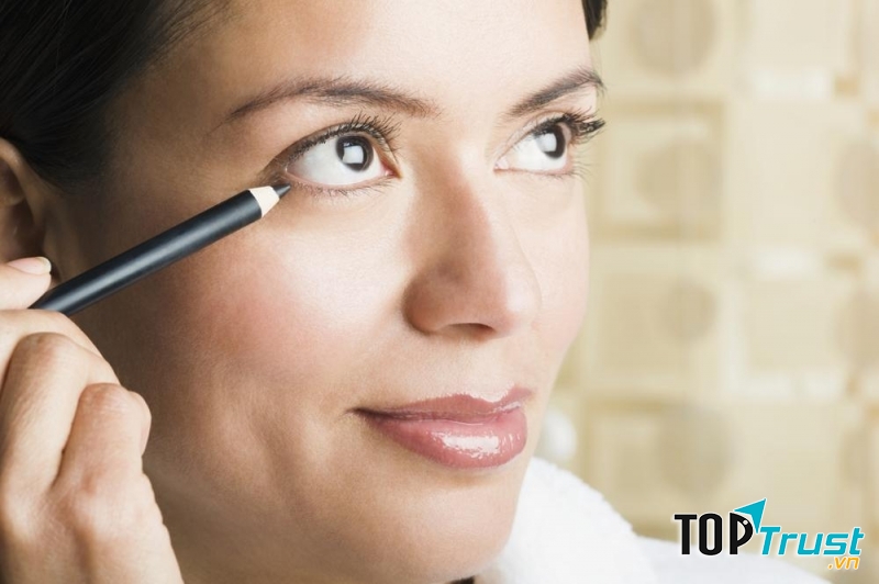 Bạn nên hơ nóng đầu chỉ để chì bớt khô hơn