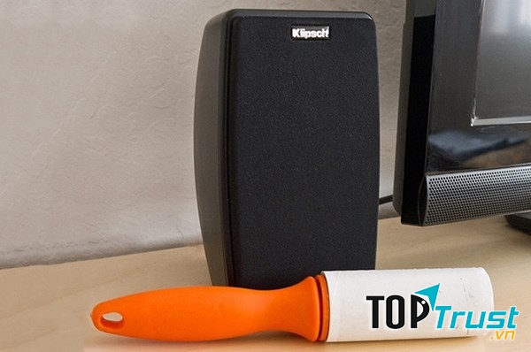 Dùng cây lăn để vệ sinh màng loa máy tính