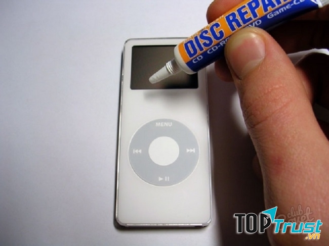 Dùng chất đánh bóng để vệ sinh vết xước trên màn hình