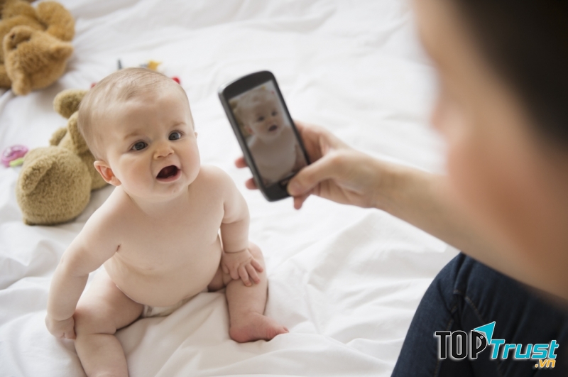 Tuyệt đối không chia sẻ công khai những bức ảnh con bạn cùng thông tin nhạy cảm có thể bị kẻ xấu lợi dụng