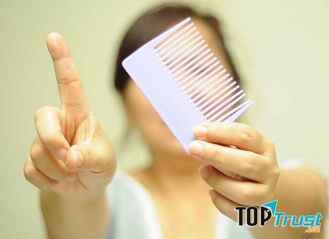 Bạn nên sử dụng lược chải tóc của riêng mình