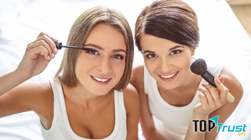 Riêng đối với mỹ phẩm, bạn không nên chia sẻ với bạn bè