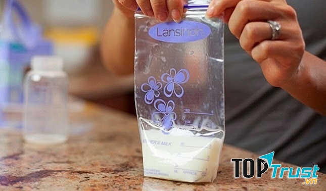 Các mẹ nên đựng sữa trong những đồ chuyên dụng