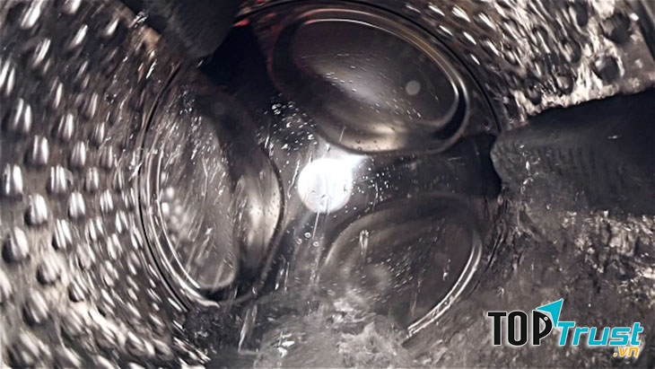 Tốt nhất nên sử dụng chế độ giặt ngâm và chế độ tự vệ sinh lồng giặt (nếu có) để đạt được hiệu quả làm sạch cao nhất.