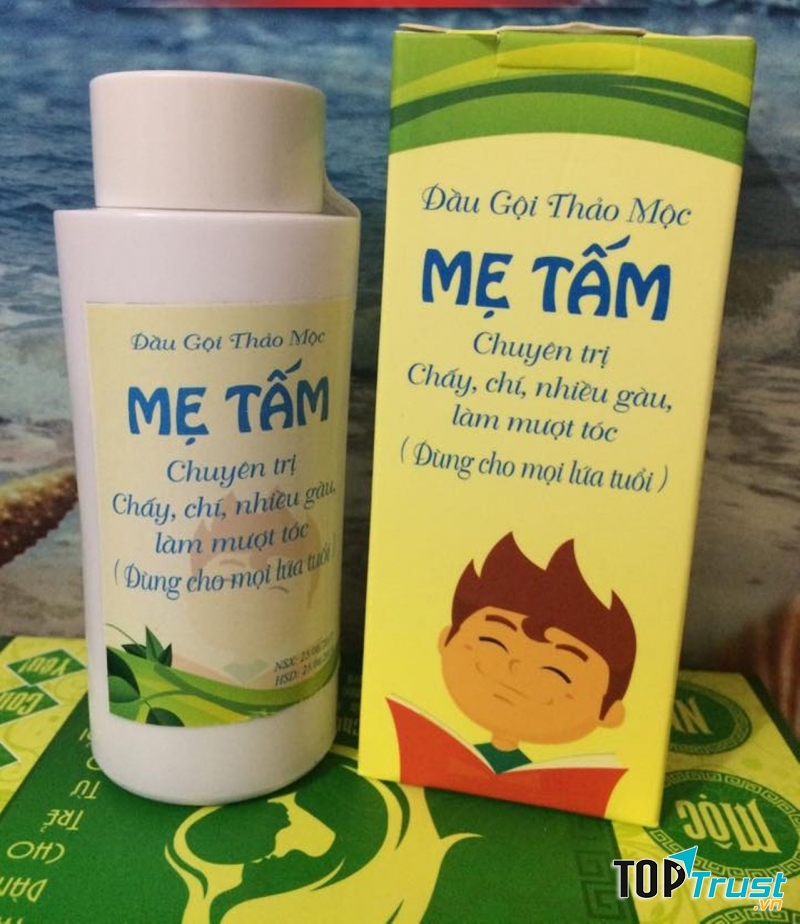 Dùng dầu gội trị chấy