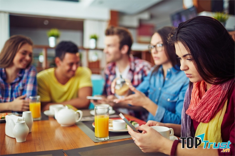 Việc sử dụng điện thoại tại bàn ăn là hành vi không được lịch sự chút nào